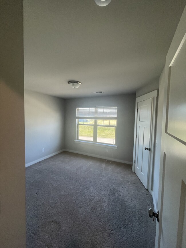 Building Photo - 3037 Commonwealth Dr