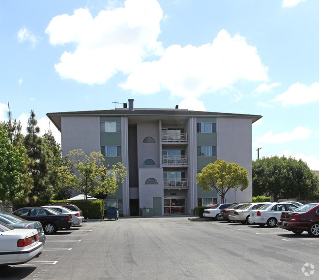 Building Photo - Oak Street Manor