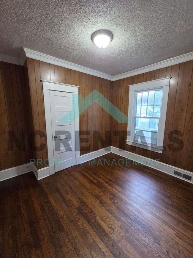 Building Photo - 807 Douglas St