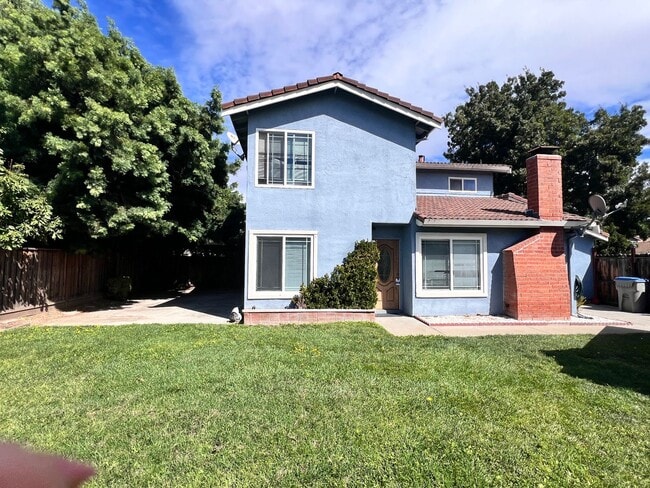 Building Photo - Spacious 4 Bedroom 2.5 Bath Home with a La...