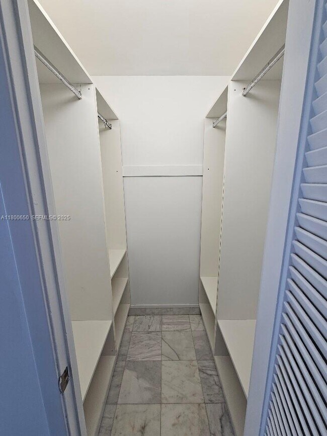 Building Photo - 18051 Biscayne Blvd