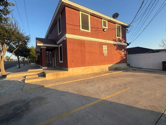 Building Photo - 2801 S Bartlett Ave