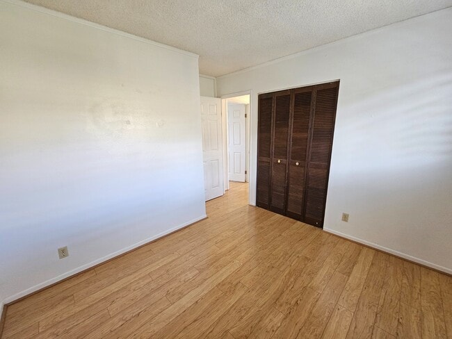 Building Photo - 3 bedroom, 1.5 bathroom and 2 parking condo.