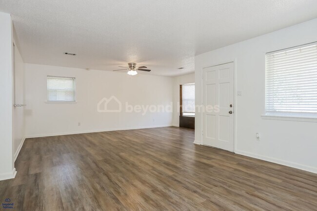 Building Photo - Charming Sherwood 3 BR Home with Fireplace & Big Yard