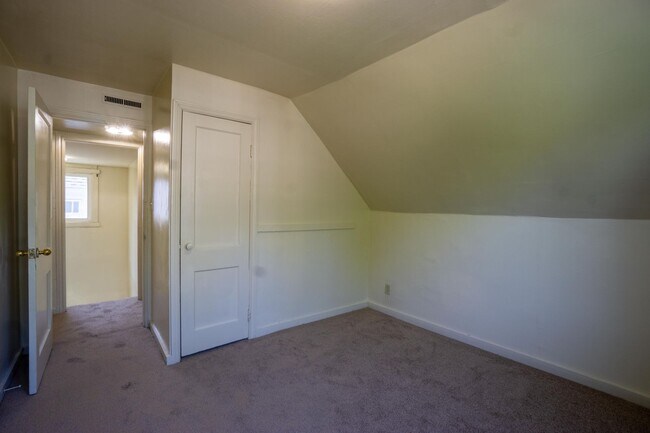 Building Photo - Available 6/1/26 - 4 Bedroom Duplex Close ...