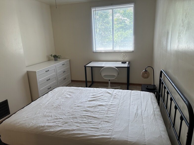 Building Photo - 10 Oakland Sq