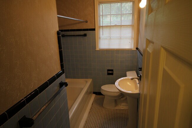 Bathroom - 3658 Herschel St