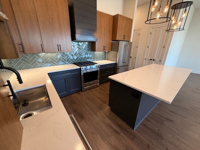 Building Photo - Town Creek CONDO! Large Balcony / Fridge, Washer, Dryer Included / Garage / NBISD