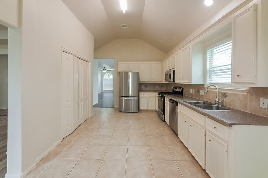 Building Photo - 6115 Oak Bay Dr
