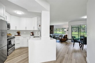 Building Photo - 8137 NW 17th Manor