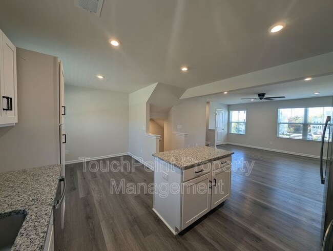 Building Photo - 2059 Langer St