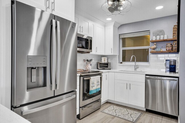 Building Photo - 1021 Hillsboro Mile