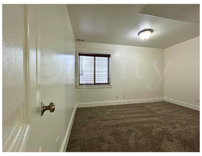 Building Photo - 8045 N Plum Creek Dr