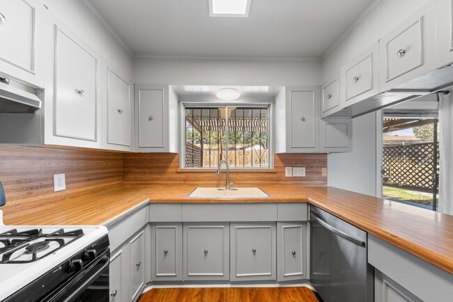 Building Photo - 303 Marquis Ln