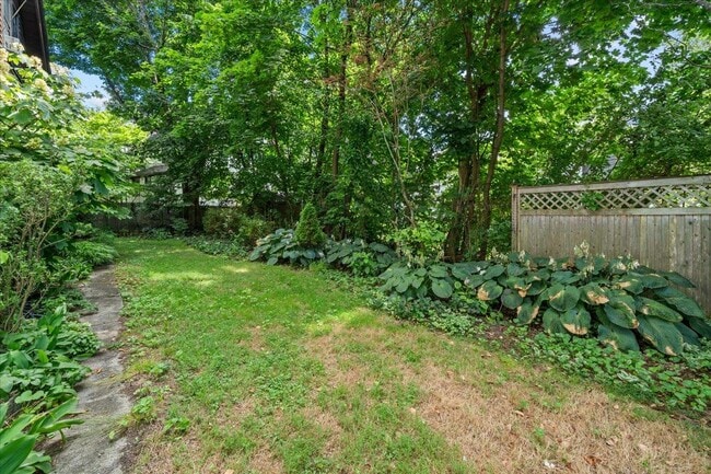 Building Photo - 18 Elm Pl