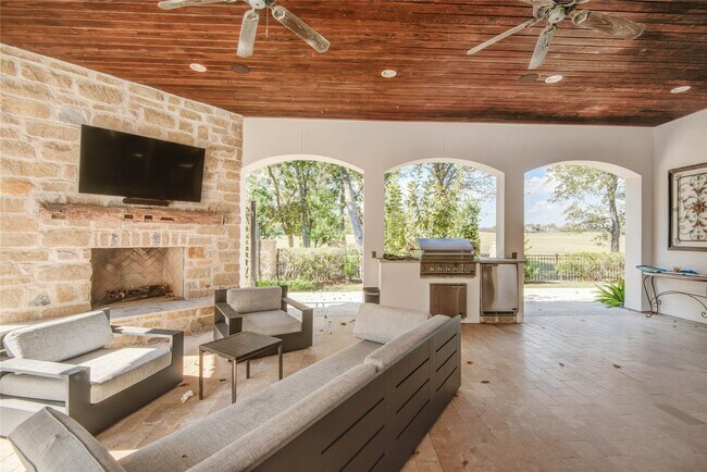 Building Photo - 10 Sullivans Ln