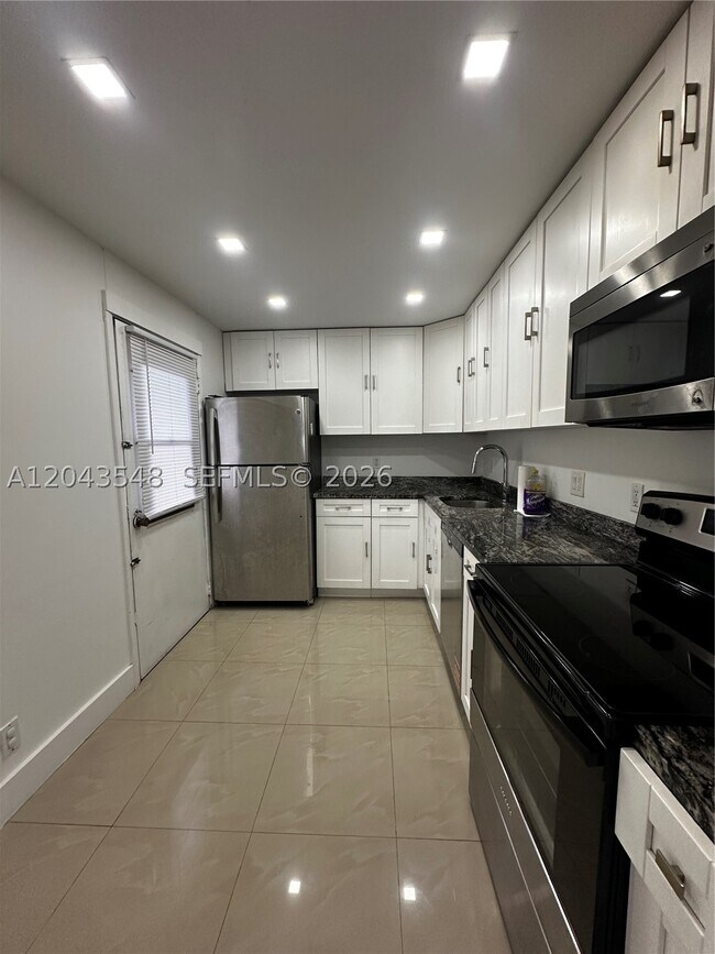 Building Photo - 3475 N Country Club Dr