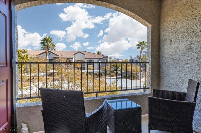 Building Photo - 950 Seven Hills Dr