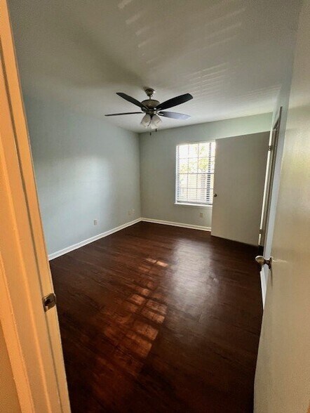 Building Photo - 503 E 6th St