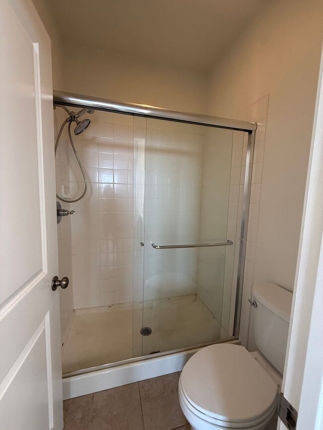 Building Photo - 2 Bedroom, 2.5 Bath Tri-level townhouse in Signal Hill