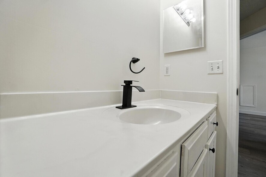 Building Photo - 2380 Oaktree Pl