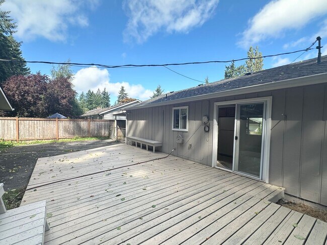 Building Photo - Spacious Home In Peaceful Setting!