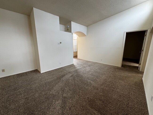 Building Photo - NE Townhouse