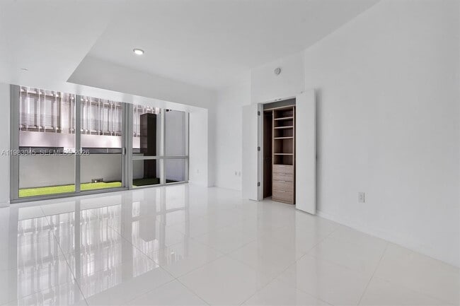 Building Photo - 851 NE 1st Ave