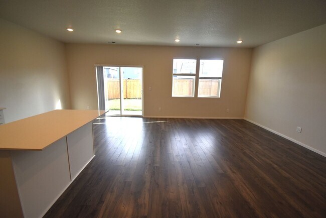 Building Photo - Beautiful Home in Cul De Sac!