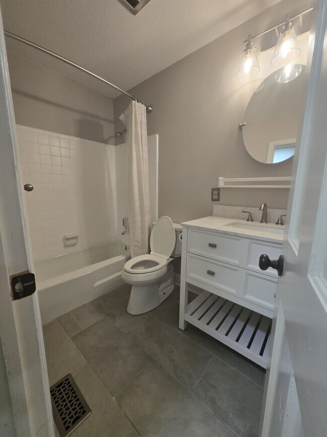 Building Photo - 2439 Dartmouth Dr