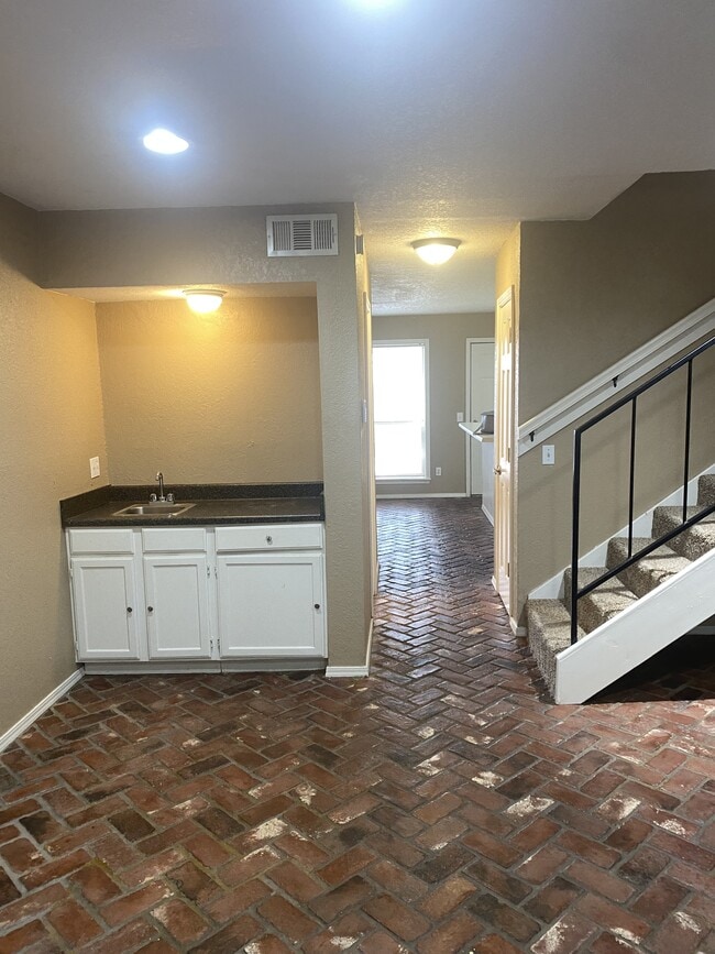 Building Photo - 1332 Eastgate Dr