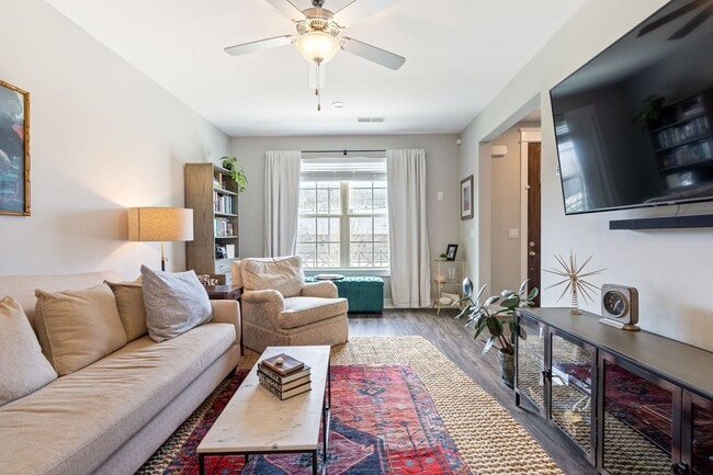 Building Photo - Gorgeous, luxury townhome in convenient West Nashville