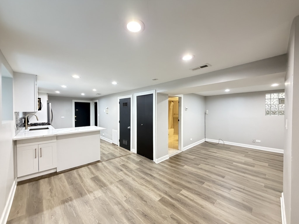 Building Photo - 2617 W Rascher Ave