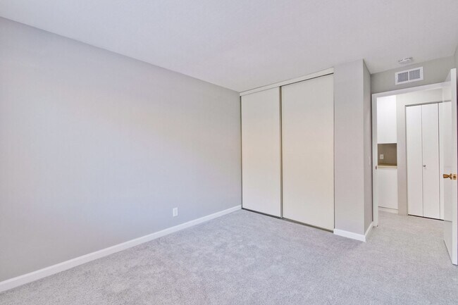 Building Photo - Wonderfully Remodeled 2 Bed, 1 Bath Condo w/ In Unit Laundry