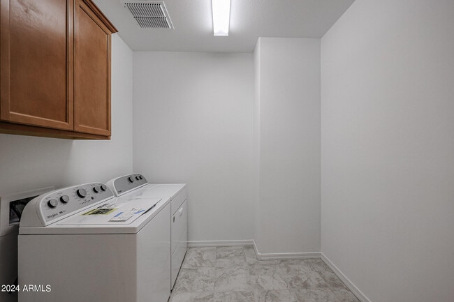 Building Photo - 8752 W Medlock Dr