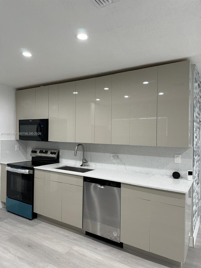 Building Photo - 635 N 28th Ave