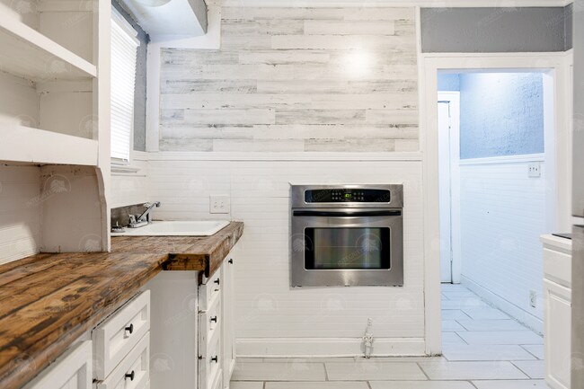 Building Photo - Charming and cozy house in historic East S...