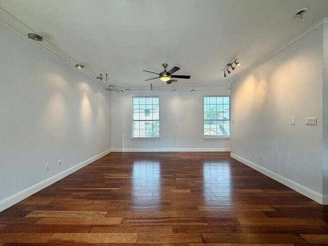 Building Photo - 1402 Parker Ln