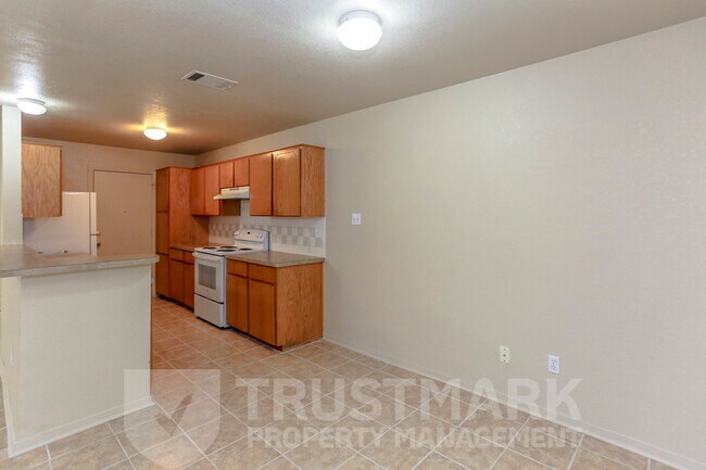 Building Photo - 932 Maplewood Dr