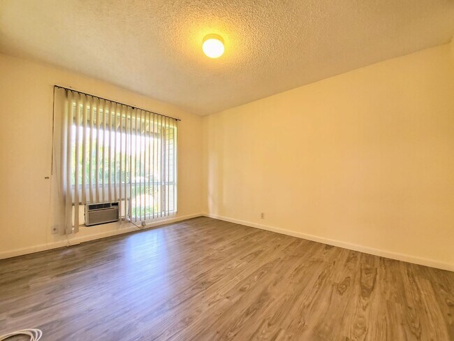 Building Photo - Now available, Fresh & Bright 2bd, 1.5ba 2nd Floor Corner-Unit located in the beautiful Palm Villas