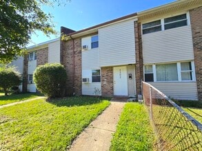 Building Photo - BEAUTIFUL TWO BEDROOM 1.5 BATHROOM APARTME...