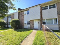 Building Photo - BEAUTIFUL TWO BEDROOM 1.5 BATHROOM APARTME...