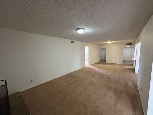 Building Photo - 570 N Villa Nueva Dr