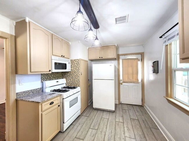 Building Photo - 2 Bed 1 Bath 2 Covered Carport in Corbin P...