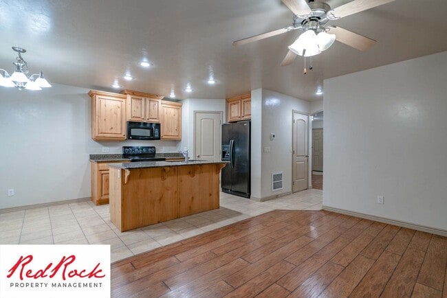 Building Photo - Beautiful 3 bedroom, 2.5 bathroom Townhome...