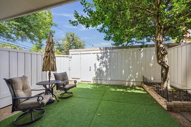 Building Photo - 671 N Post Oak Ln