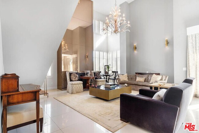 Building Photo - 121 S Palm Dr