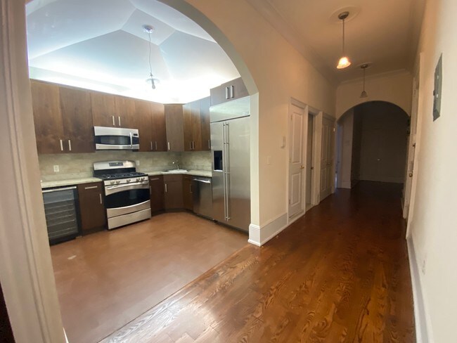 Building Photo - 169 W 76th St