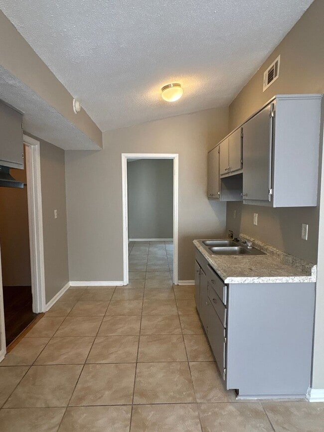 Building Photo - Newly Listed Home in Oakhaven
