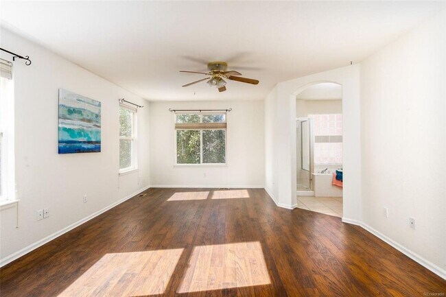 Building Photo - AMAZING 4 Bed 4 Bath Single Family Home in...